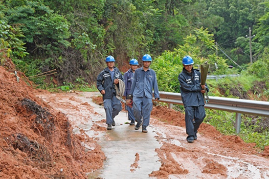 5月18日,因道路受阻,南方电网广西玉林北流供电局工作人员沿着受灾线路进行勘查。邓有雄摄