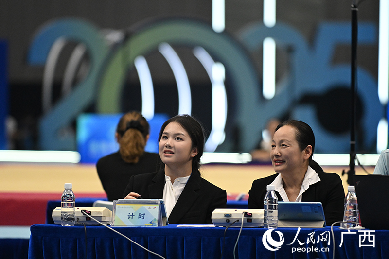 辅助裁判员韦筱圆(右二)在现场工作。人民网 雷琦竣摄