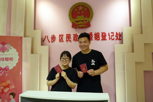新人在登记处合影留念,用镜头定格这一甜蜜瞬间。陈海婷摄