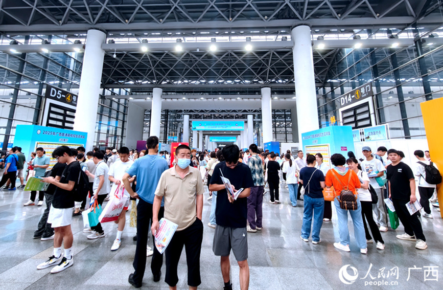 招生考试咨询会现场。人民网记者 陈燕摄