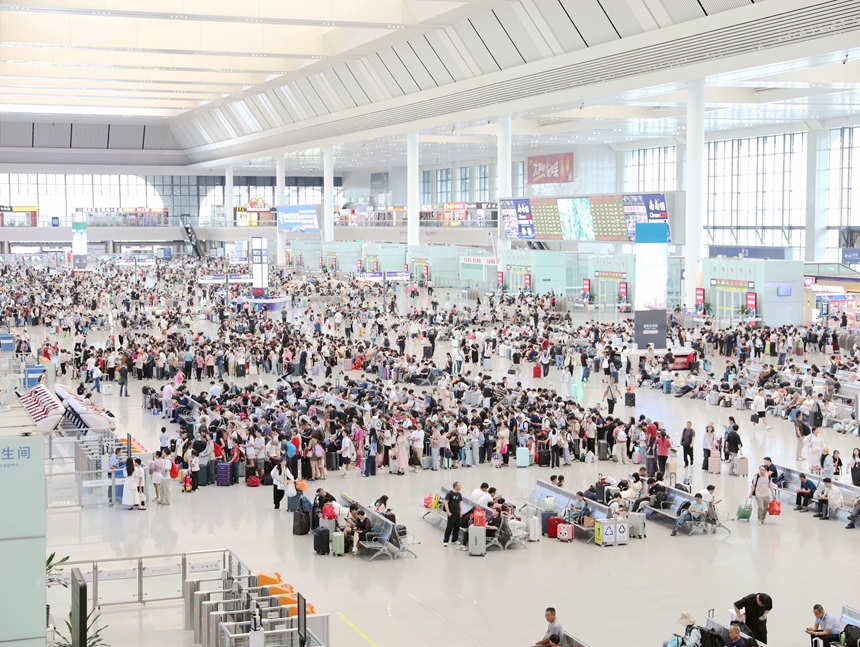 7月1日南宁东站候车大厅旅客正在候车。于莉摄